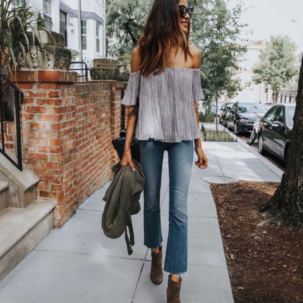 Storee off the shoulder too